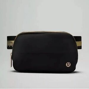 🍇 Lululemon Everywhere Crossbody Belt Bag Wordmark Black/Gold